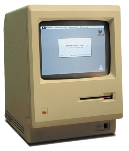Den första mac:en kommer 1984 och strax efteråt lanseras ritprogrammet Mac-draw och desktop publishing-programmet Adobe Pagemaker. Adobe illustrator dyker upp 1987 och Freehand, 1988.